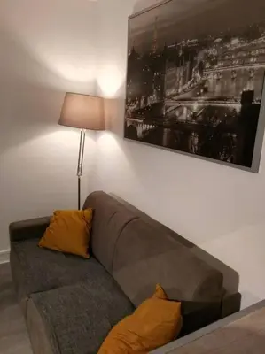 Coin salon dans l'établissement Comfortable & bright Parisian studio!