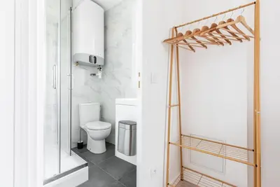 Salle de bains dans l'établissement Studio lumineux Paris Est - Serurier