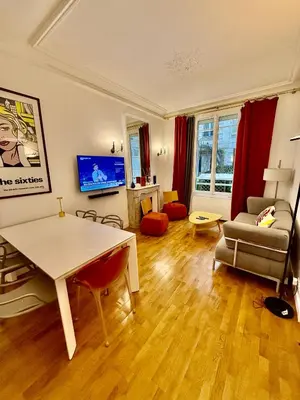 Télévision ou salle de divertissement dans l'établissement Charming 2 Bedroom with Huge Private Terrace