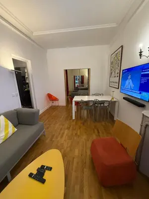 Télévision ou salle de divertissement dans l'établissement Charming 2 Bedroom with Huge Private Terrace