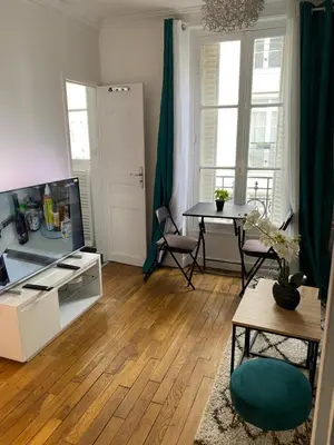 Télévision ou salle de divertissement dans l'établissement Joli petit 2 pièces