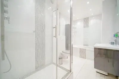 Salle de bains dans l'établissement Appartement spacieux 17ème arrondissement - II