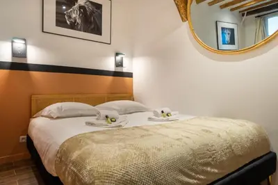 Un ou plusieurs lits dans un hébergement de l'établissement Luxe Marais Getaway - Suite Exclusive avec Sauna