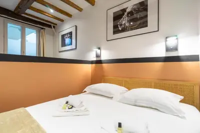 Un ou plusieurs lits dans un hébergement de l'établissement Luxe Marais Getaway - Suite Exclusive avec Sauna