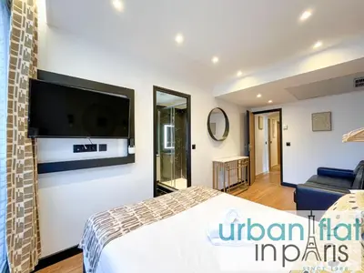 Un ou plusieurs lits dans un hébergement de l'établissement Urban Flat 128 - Art Rock 4BDR Flat near Champs-Elysees