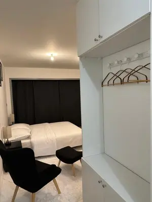 Un ou plusieurs lits dans un hébergement de l'établissement New Upscale 1 bedroom Apartment