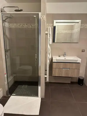 Salle de bains dans l'établissement New Upscale 1 bedroom Apartment