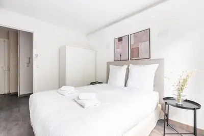 Un ou plusieurs lits dans un hébergement de l'établissement Appartement ensoleillé Buttes Chaumont - III