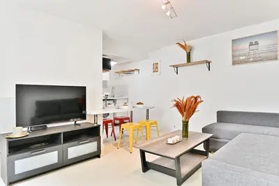 Télévision ou salle de divertissement dans l'établissement Appartement proche Canal Saint Martin