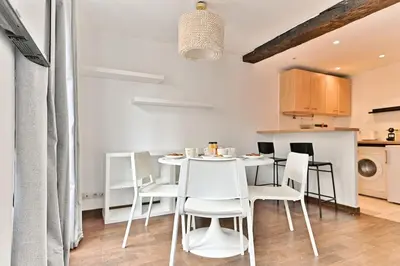 Cuisine ou kitchenette dans l'établissement Appartement paisible et central Rivoli