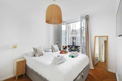 Un ou plusieurs lits dans un hébergement de l'établissement Trendy apartment - 2BR-4P - Saintonge-Le Marais