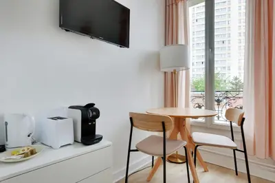 Télévision ou salle de divertissement dans l'établissement MALAKOFF - Cosy Suite L030