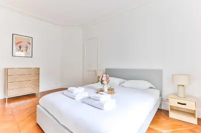 Un ou plusieurs lits dans un hébergement de l'établissement Spacious apt - 2BR-4P - Montmartre-Moulin Rouge
