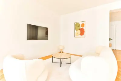 Télévision ou salle de divertissement dans l'établissement Spacious apt - 2BR-4P - Montmartre-Moulin Rouge