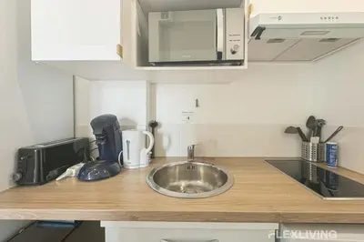 Cuisine ou kitchenette dans l'établissement Flexliving - whole apartment - Houel