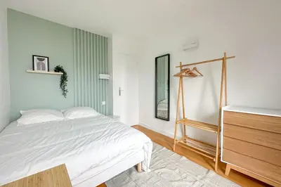 Un ou plusieurs lits dans un hébergement de l'établissement Flexliving - room - Hillairet