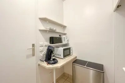 Cuisine ou kitchenette dans l'établissement Flexliving - whole apartment - Hillairet