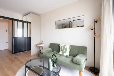 Coin salon dans l'établissement Studio avec balcon - Paris 17e