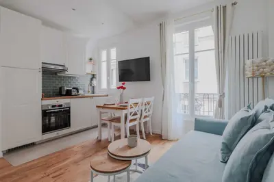 Cuisine ou kitchenette dans l'établissement Charming Apt - 1BD-4P - Tour Eiffel - Invalides