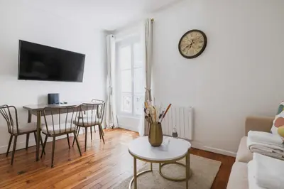 Télévision ou salle de divertissement dans l'établissement Cosy and chic apartment -1BD-4P- Auteuil