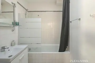 Salle de bains dans l'établissement Flexliving - room - Bausset