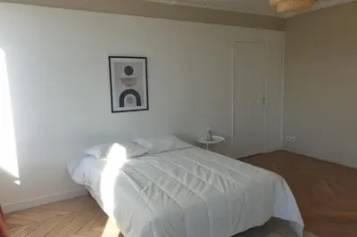 Un ou plusieurs lits dans un hébergement de l'établissement Flexliving - room - Voltaire