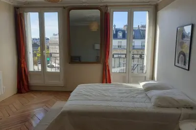 Un ou plusieurs lits dans un hébergement de l'établissement Flexliving - room - Voltaire