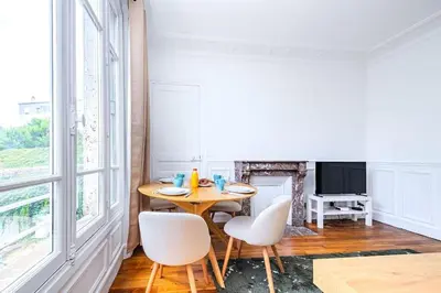 Télévision ou salle de divertissement dans l'établissement Grand Appartement neuf dans la ville de Puteaux