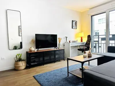 Télévision ou salle de divertissement dans l'établissement Celine 21 Appartement cosy aux portes de Paris