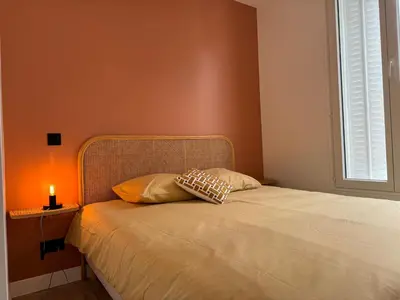 Un ou plusieurs lits dans un hébergement de l'établissement Celine 25 Appartement Bien Équipé dans un Quartier Prisé