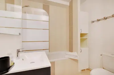 Salle de bains dans l'établissement Maison de la Radio - Seine