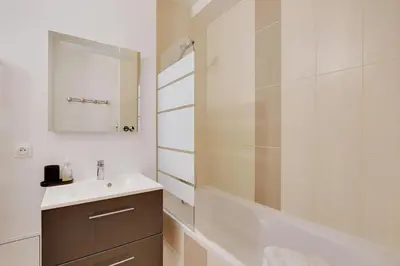 Salle de bains dans l'établissement Maison de la Radio - Seine
