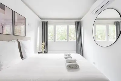 Un ou plusieurs lits dans un hébergement de l'établissement Appartement ensoleillé Buttes Chaumont -IV