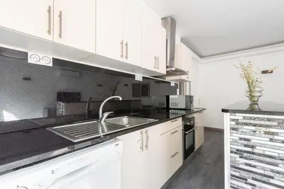 Cuisine ou kitchenette dans l'établissement Appartement ensoleillé Buttes Chaumont -IV