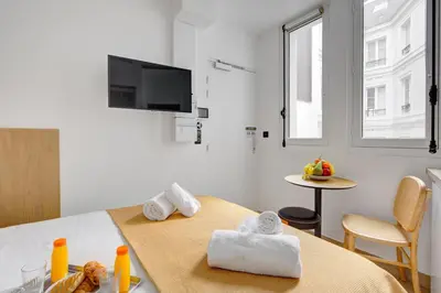 Un ou plusieurs lits dans un hébergement de l'établissement Bluestay 291 - Studio Cozy à Paris