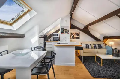 Cuisine ou kitchenette dans l'établissement Marais Rooftop Apartment