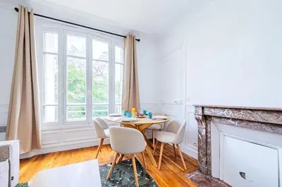 Coin salon dans l'établissement Grand Appartement chaleureux à Puteaux