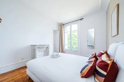 Un ou plusieurs lits dans un hébergement de l'établissement Grand Appartement chaleureux à Puteaux