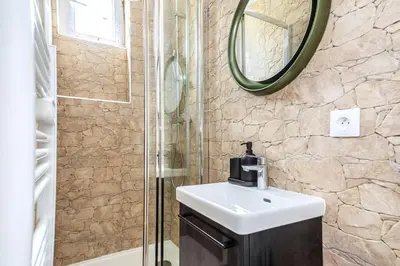Salle de bains dans l'établissement Grand Appartement chaleureux à Puteaux