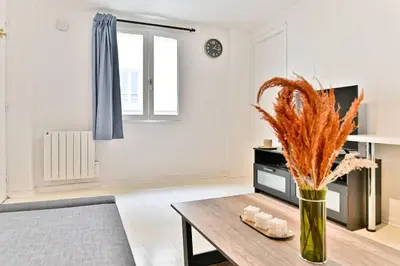Cuisine ou kitchenette dans l'établissement Appartement proche Canal Saint Martin - II
