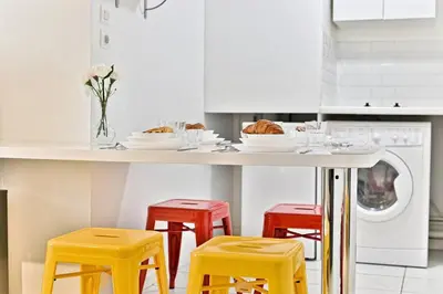Cuisine ou kitchenette dans l'établissement Appartement proche Canal Saint Martin - II