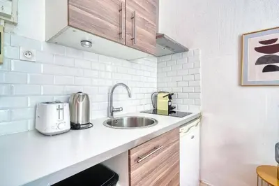 Cuisine ou kitchenette dans l'établissement Studio proche Alesia - Thibaud - II