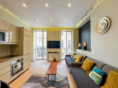 Télévision ou salle de divertissement dans l'établissement Urban Flat 61 - Pretty 3 Bedrooms in Center of Paris