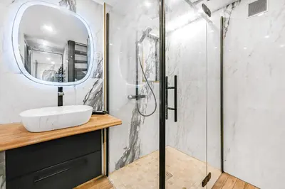 Salle de bains dans l'établissement La Rêverie - Love Room Paris - Jacuzzi Pro