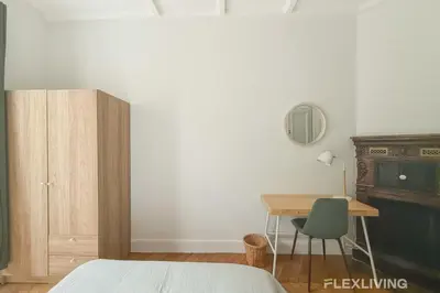 Un ou plusieurs lits dans un hébergement de l'établissement Spacious 3-bedroom apartment in Paris 14 - Alésia