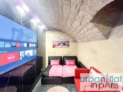 Télévision ou salle de divertissement dans l'établissement Urban Flat 193 - Barbie in Paris