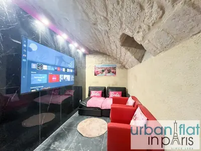 Télévision ou salle de divertissement dans l'établissement Urban Flat 193 - Barbie in Paris