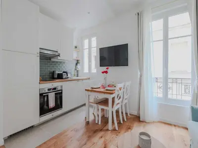 Cuisine ou kitchenette dans l'établissement Cozy 1BDR Apt 4P Getaway in Central Paris