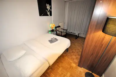Un ou plusieurs lits dans un hébergement de l'établissement Spacious, Bright Apartment with Private Parking