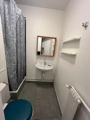 Salle de bains dans l'établissement Studio équipé Paris 20e
